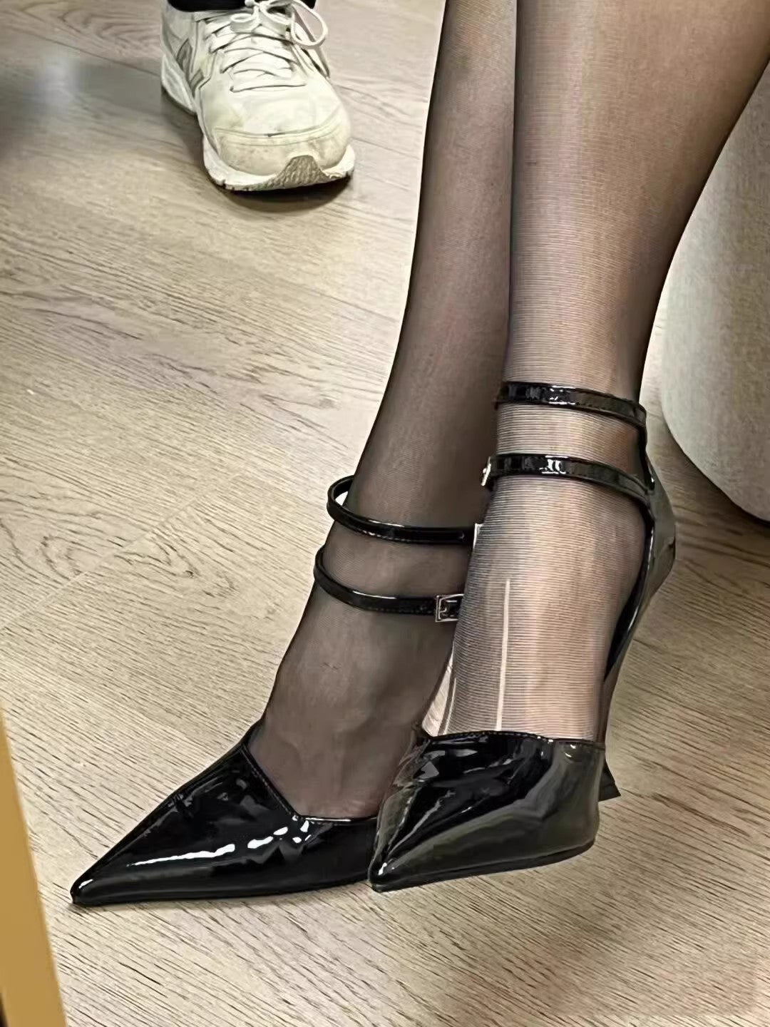 Damen spitze Pumps mit eleganten Riemen EB