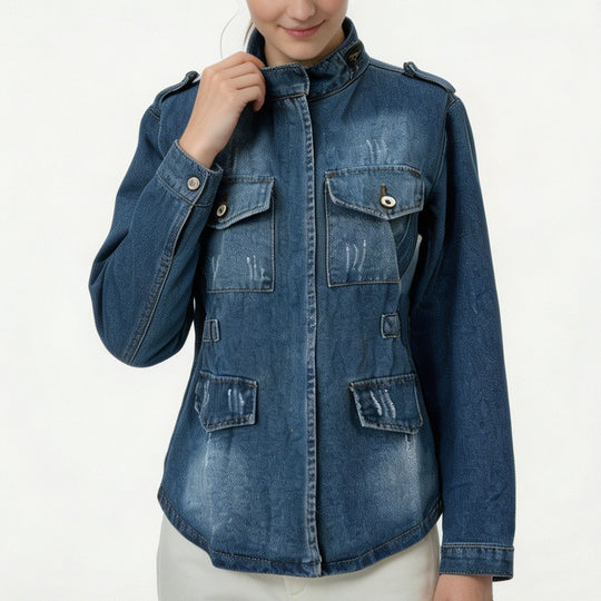 Damen nan taillierte Military-Denimjacke mit Stehkragen, aufgesetzten Pattentaschen und dezenten Used-Details EB
