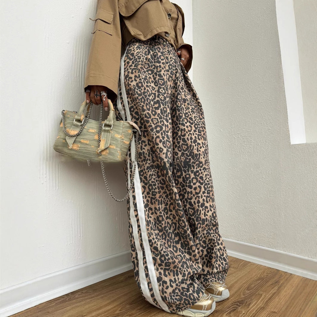 Damen weite Leoparden-Trackpants mit elastischem Bund und seitlichen Kontraststreifen Eichborn Berlin