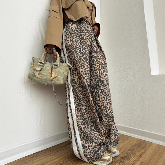 Damen weite Leoparden-Trackpants mit elastischem Bund und seitlichen Kontraststreifen Eichborn Berlin