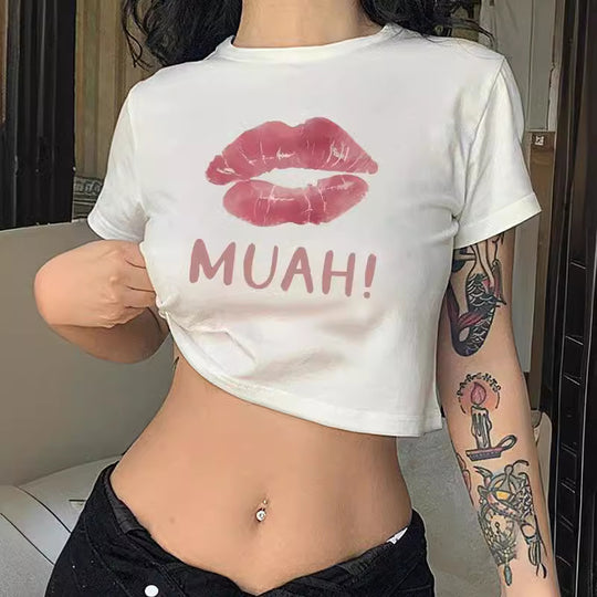 Damen Crop-T-Shirt mit verspieltem Lippenmotiv und modernem Schriftzug EB