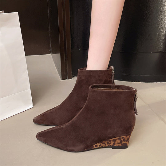 Damen Ankle Boots mit eleganter spitz zulaufender Form und tierischem Akzent EB