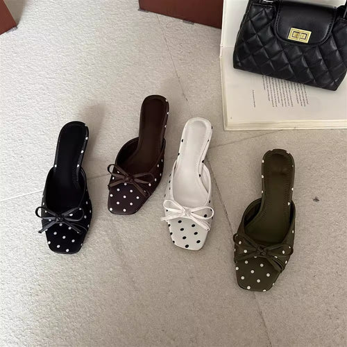 Damen Offene Mules mit dekorativen Punkten und schickem Schleifen-Detail EB
