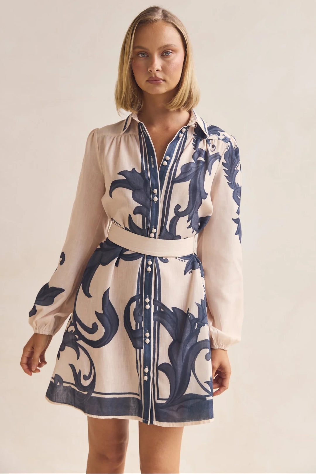 Damen Shirtkleid mit geschmeidigen Puffärmeln und floralem Design EB