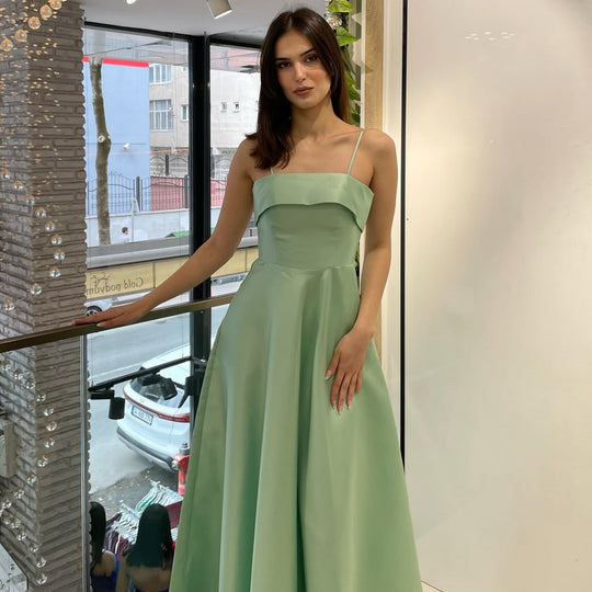 Damen Abendkleid mit feinen Spaghettiträgern und fließendem Rock EB