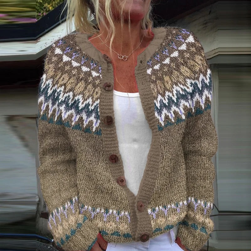 Damen nan gemusterte Strickjacke mit Rundpasse, Holzknöpfen und Eingrifftaschen EB