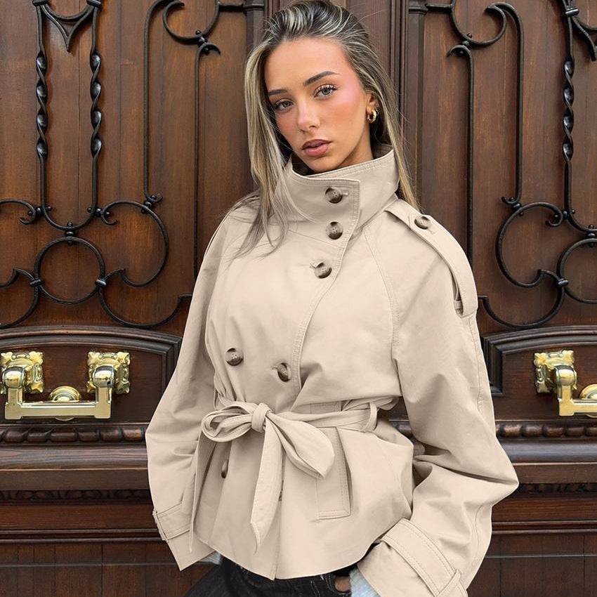 Damen nan kurztaillierte Trenchjacke mit hohem Stehkragen, doppeltreihiger Knopfleiste und taillierbarem Bindegürtel EB
