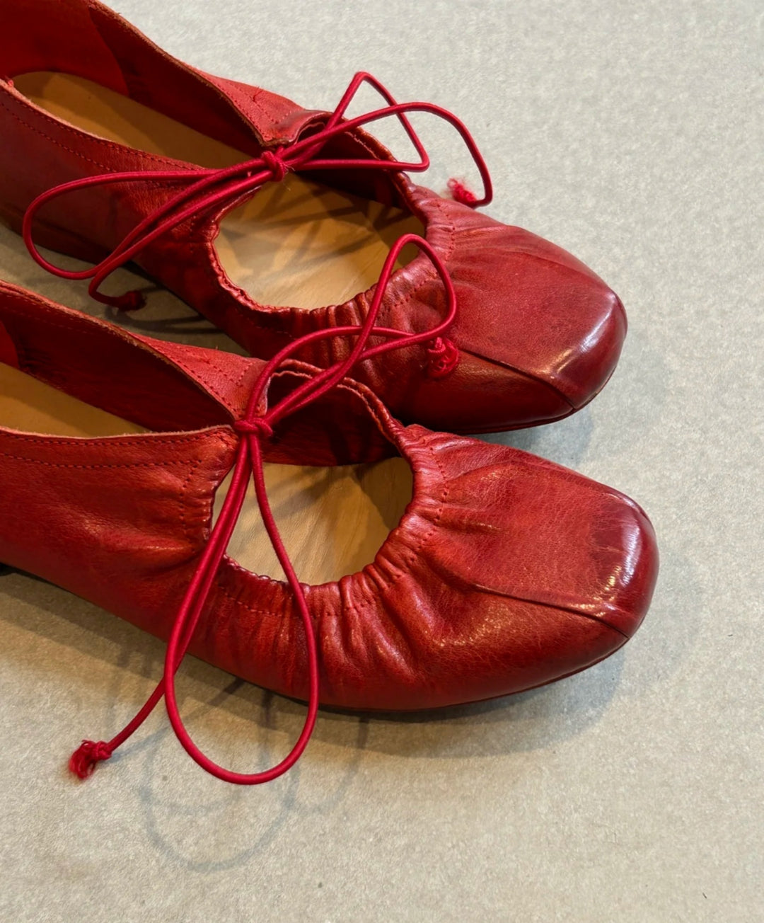 Damen Ballerina-Schuhe mit elegante Raffung und modischem Schnürdetail EB