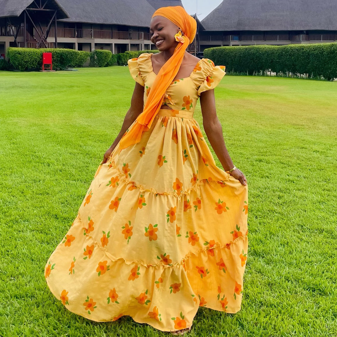 Damen Maxikleid mit voluminösen Rüschen und floralen Akzenten EB