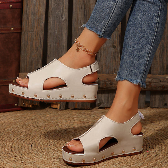 Damen Wedge Sandalen mit modischem Cut-out und elegantem Nietenrand EB