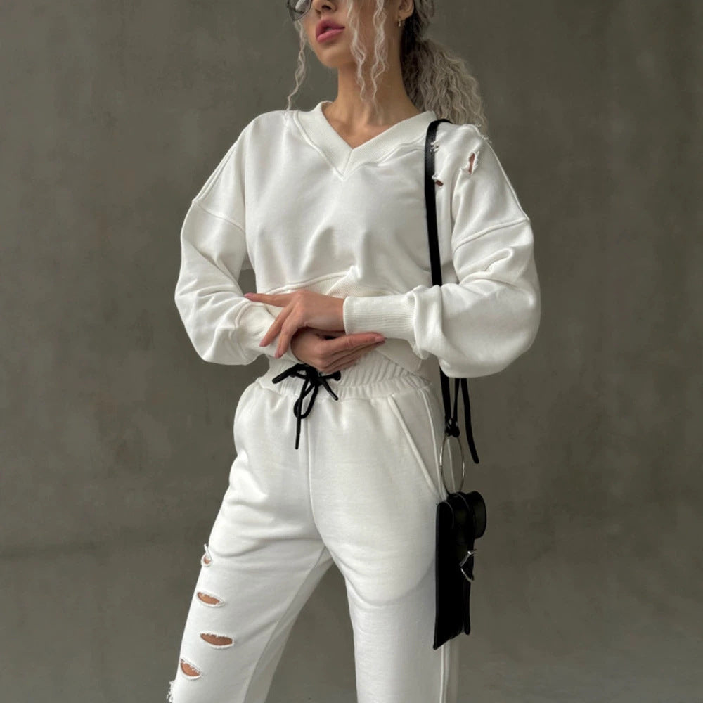 Damen kurzgeschnittenes Sweat-Set mit V-Ausschnitt, Rüschenbund Highwaist Jogginghose und Distressed-Details Eichborn Berlin