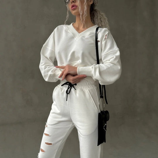 Damen kurzgeschnittenes Sweat-Set mit V-Ausschnitt, Rüschenbund Highwaist Jogginghose und Distressed-Details Eichborn Berlin