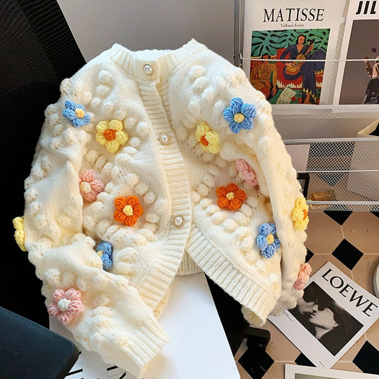 Damen Strickjacke mit Blumenapplikation und Knopfleiste EB