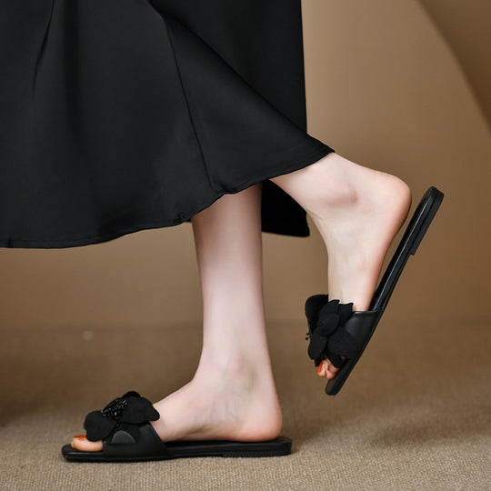 Damen Flache Sandalen mit dekorativer Blumenapplikation und komfortabler Fußbett EB