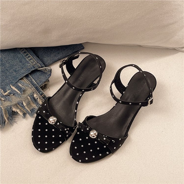Damen offene Riemensandalen mit Polka-Dot-Muster und dekorativem Schmuckdetail EB