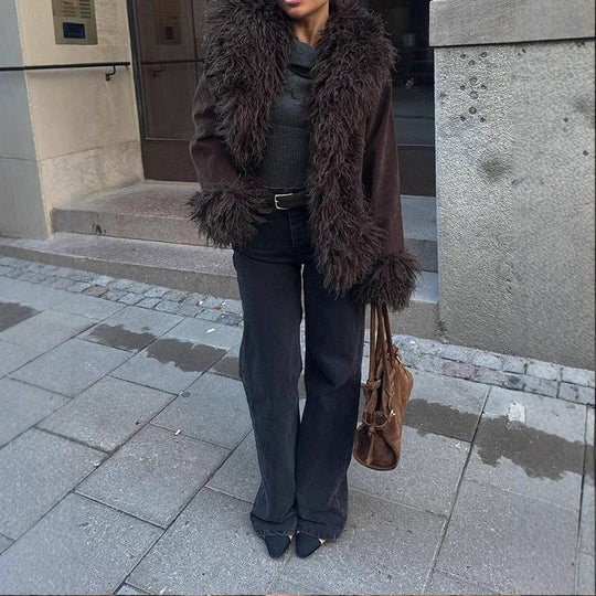 Damen lässige Kurzjacke aus plüschigem Material mit einzigartigem Schnitt EB