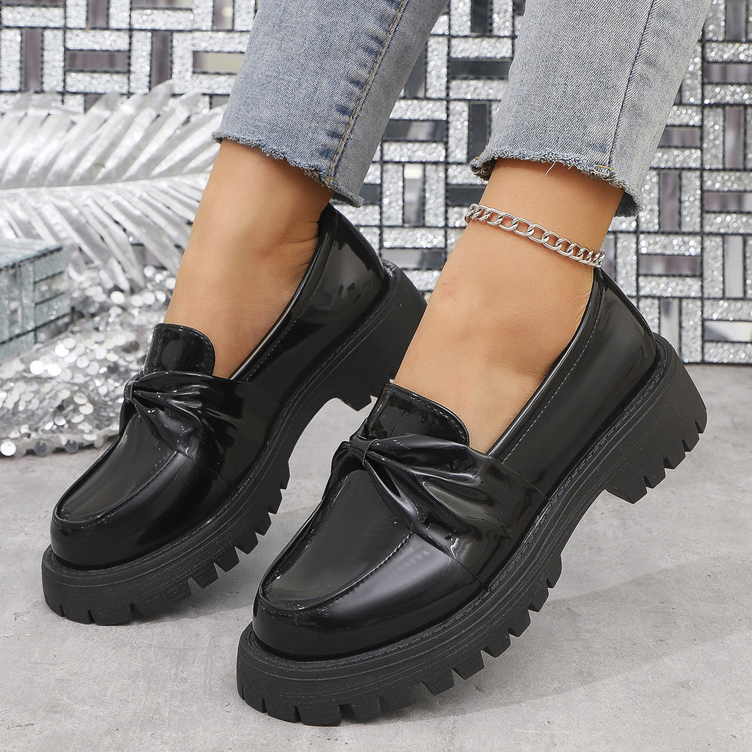 Damen  glänzende Plateau-Loafer mit übergroßer Schleifenapplikation und profilierter Gummisohle EB