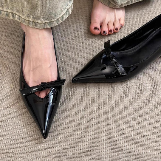 Damen spitze Ballerinas mit schickem Schleifen-Detail und komfortablem Blockabsatz EB