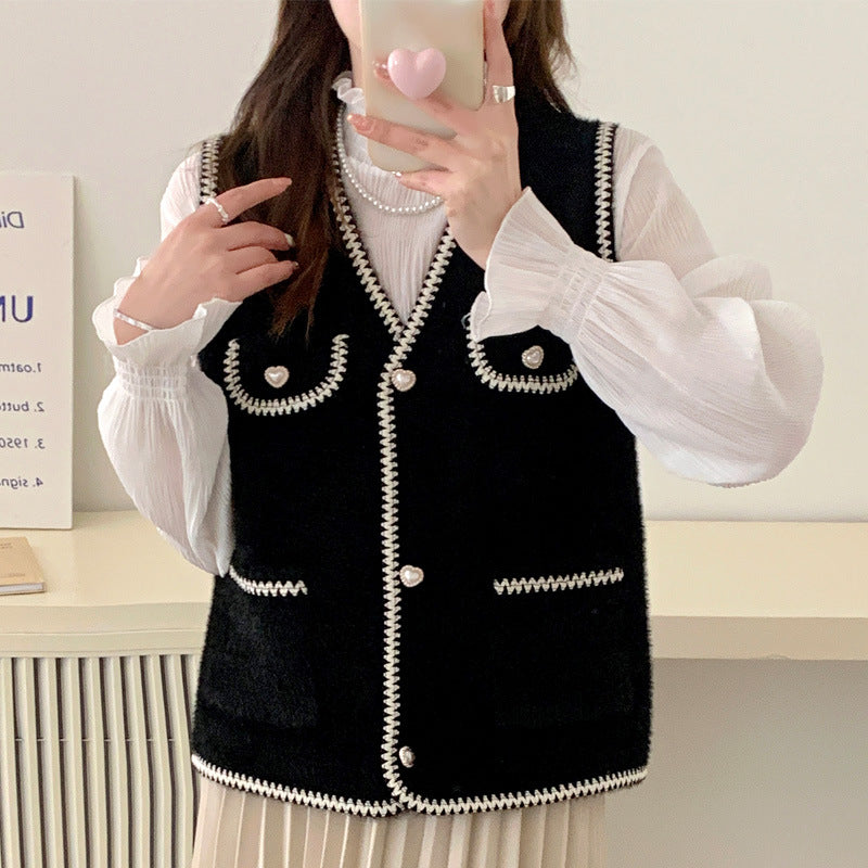 Damen Strickjacke mit Herzknöpfen und kontrastierenden Details EB