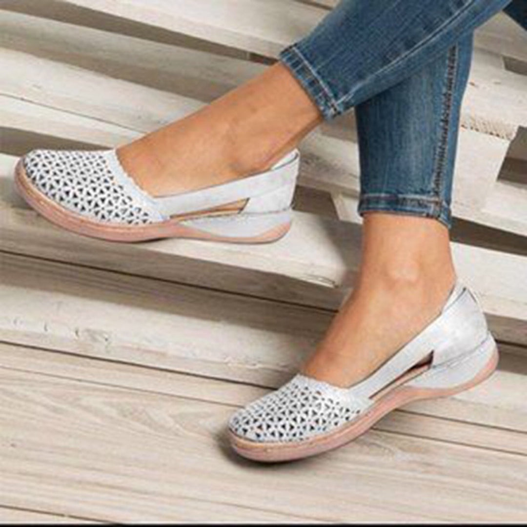 Damen bequeme und stilvolle Slipper mit perforiertem Design EB