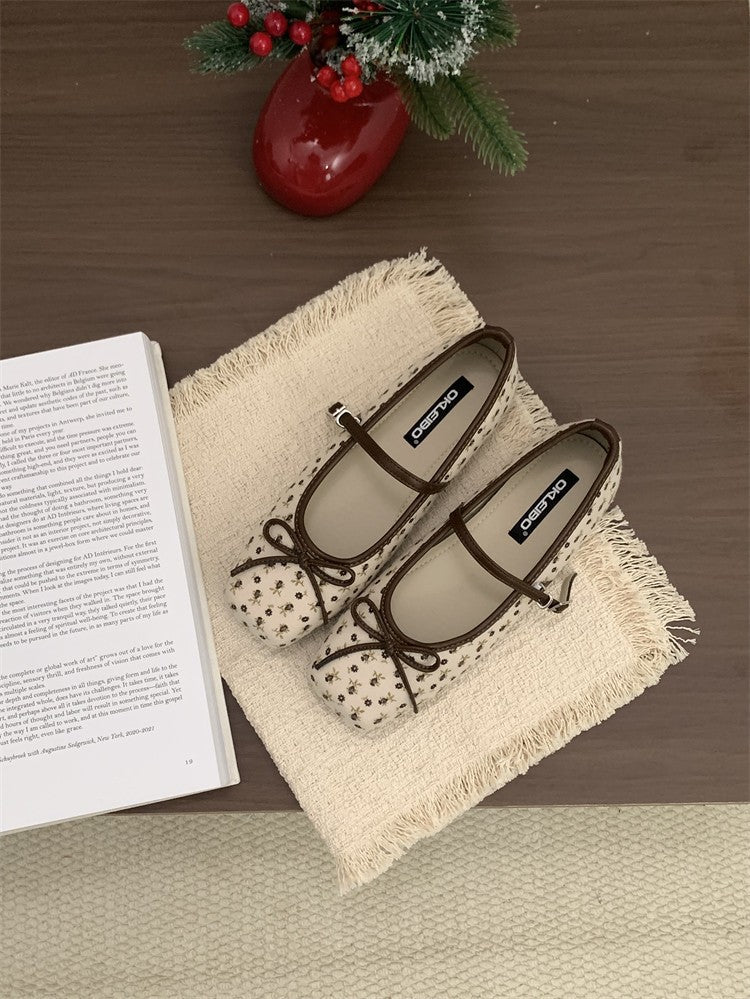 Damen elegante Ballerinas mit floralem Muster und zierlichen Riemen EB