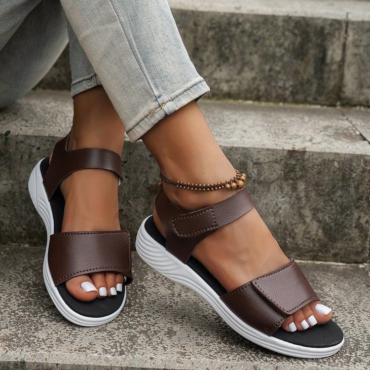Damen bequeme Sandalen mit breiten Riemen und flexiblem Fußbett EB