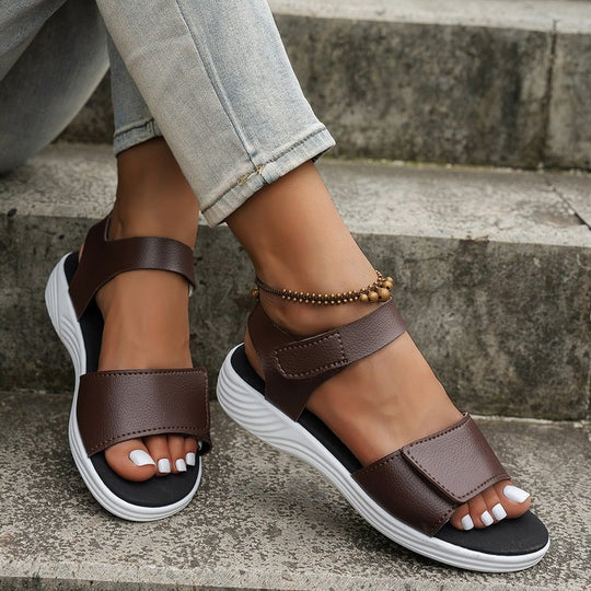 Damen bequeme Sandalen mit breiten Riemen und flexiblem Fußbett EB