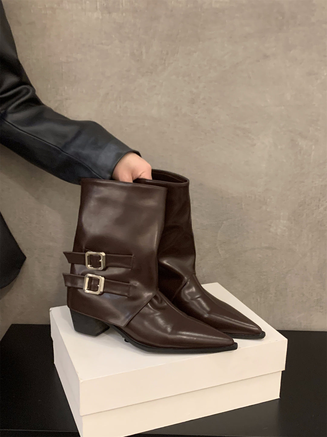 Damen Elegante Stiefeletten mit dekorativen Schnallen und spitzem Schnitt EB
