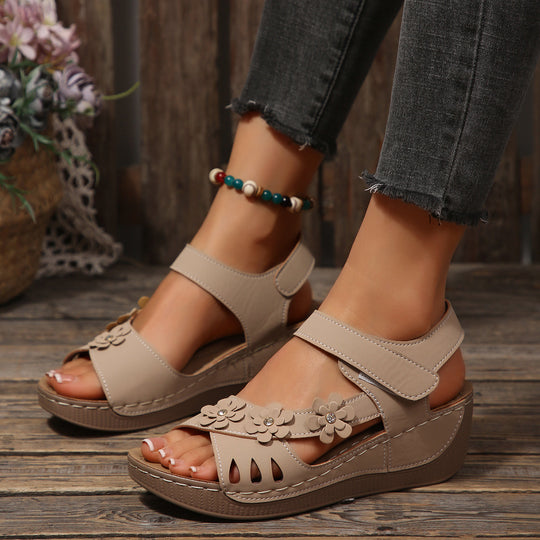 Damen Plateau-Sandalen mit floralen Akzenten und buntem Design EB