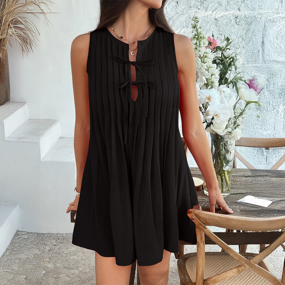 Damen Ärmelloses Sommerkleid mit Plisseefalten und dekorativem Schlüssel-Ausschnitt EB