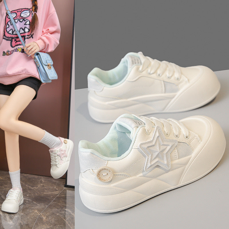 Damen Sneakers mit leichtem Profil und trendy Sternen-Details EB