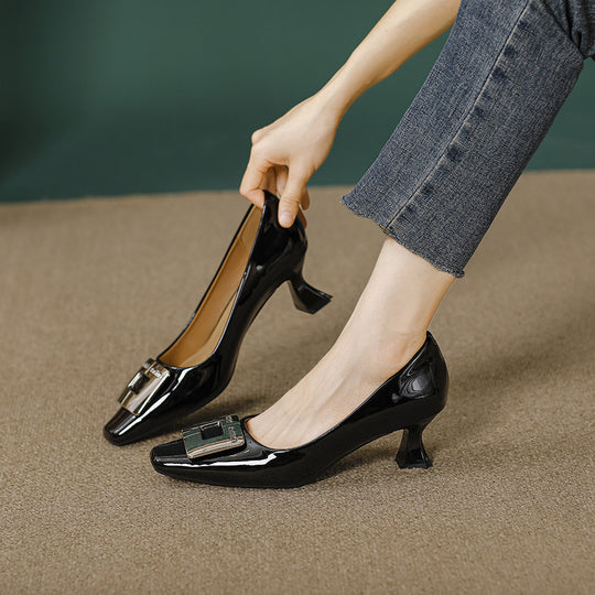 Damen Hochfront-Pumps mit blockiertem Absatz und stilvollem Schmuckelement EB