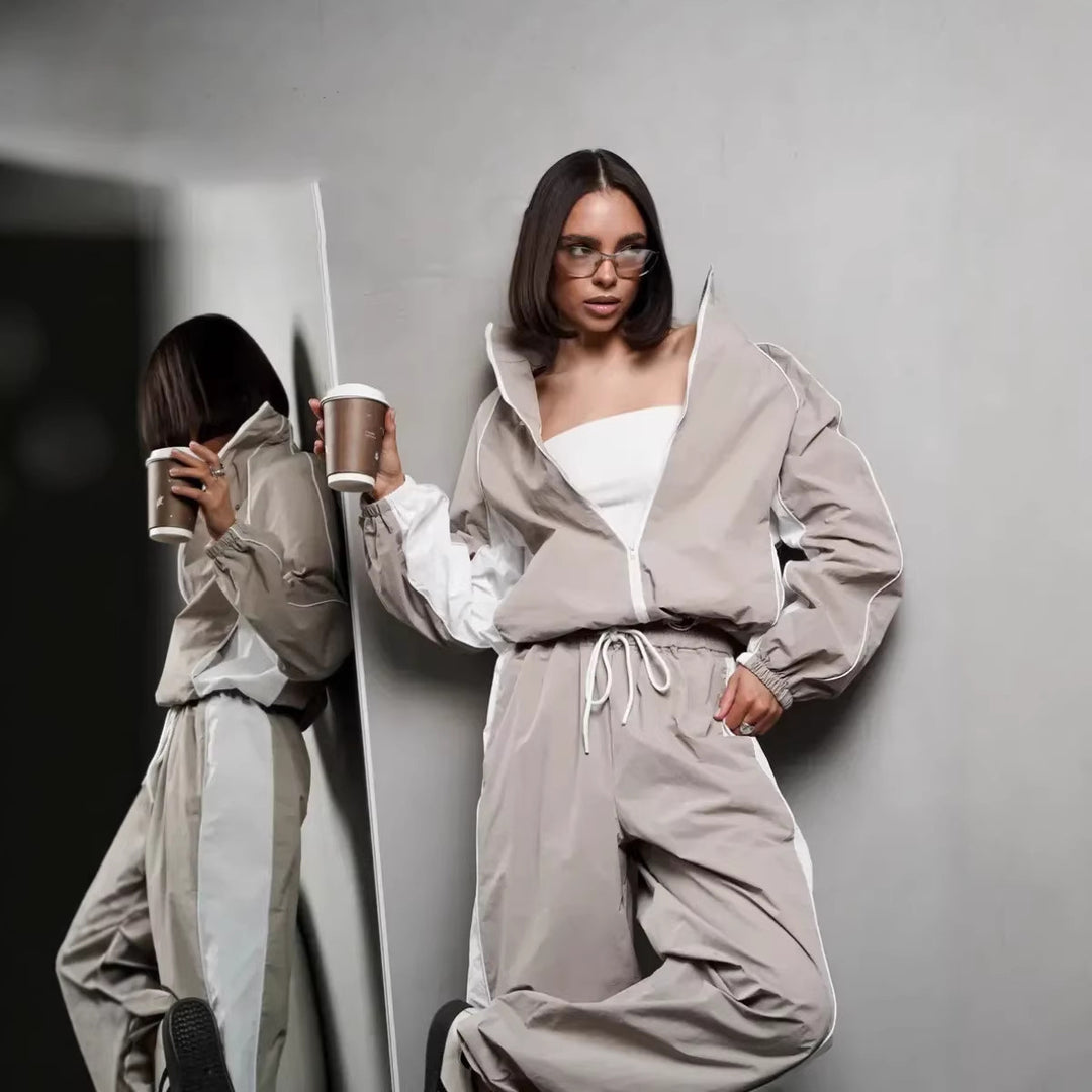 Damen sportlich-elegantes Trackset mit Stehkragen, Reißverschlussjacke und weitem Seitenstreifen-Hose Eichborn Berlin