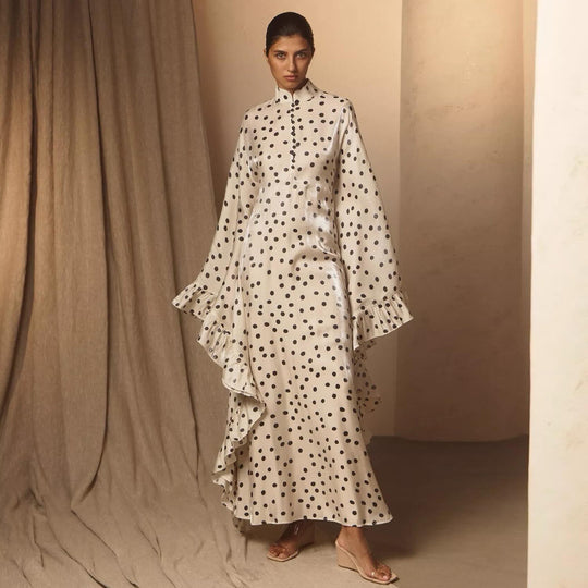 Damen Maxikleid mit auffälligen Punkten und trendigem Rüschen-Design EB