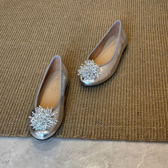 Damen Ballerinas mit außergewöhnlichem Blumendekor und glänzender Oberfläche EB