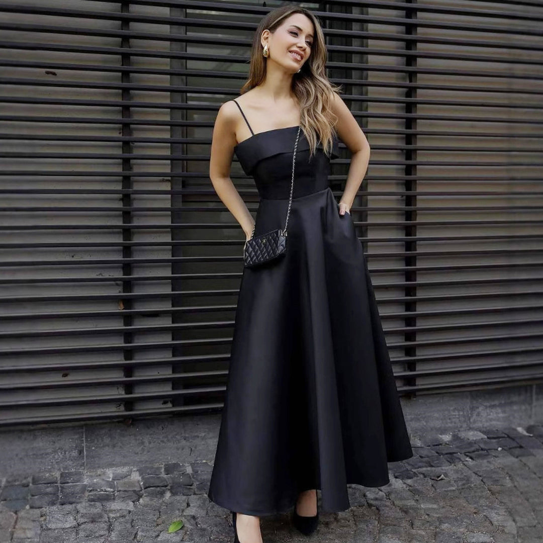 Damen Abendkleid mit feinen Spaghettiträgern und fließendem Rock EB
