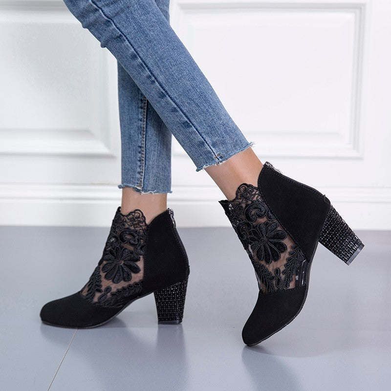 Damen Elegante und modische Ankle Boots mit floralen Spitzeinsatz und glitzerndem Absatz EB