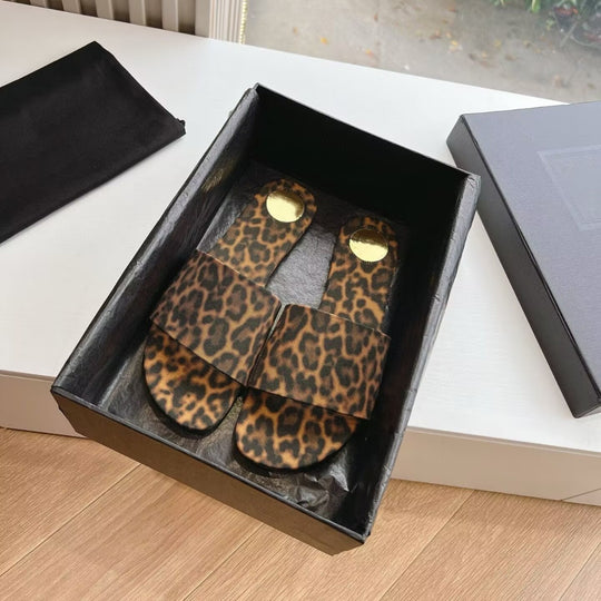 Damen Zehentrenner mit elegantem Leopardenmuster und modischem Riemendesign EB