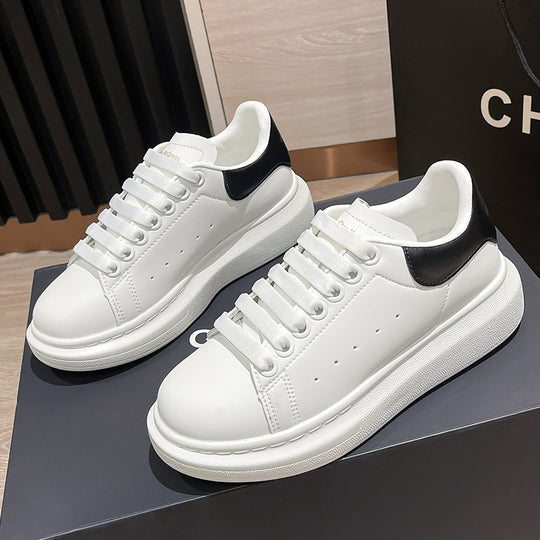 Unisex minimalistische Plateausneaker aus glattem Kunstleder mit gepolstertem Fersenkragen und dämpfender Leichtsohle EB