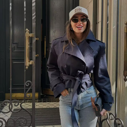 Damen nan kurz geschnittene Trenchjacke mit weitem Revers, doppelreihiger Knopfleiste und Schleifenbund EB