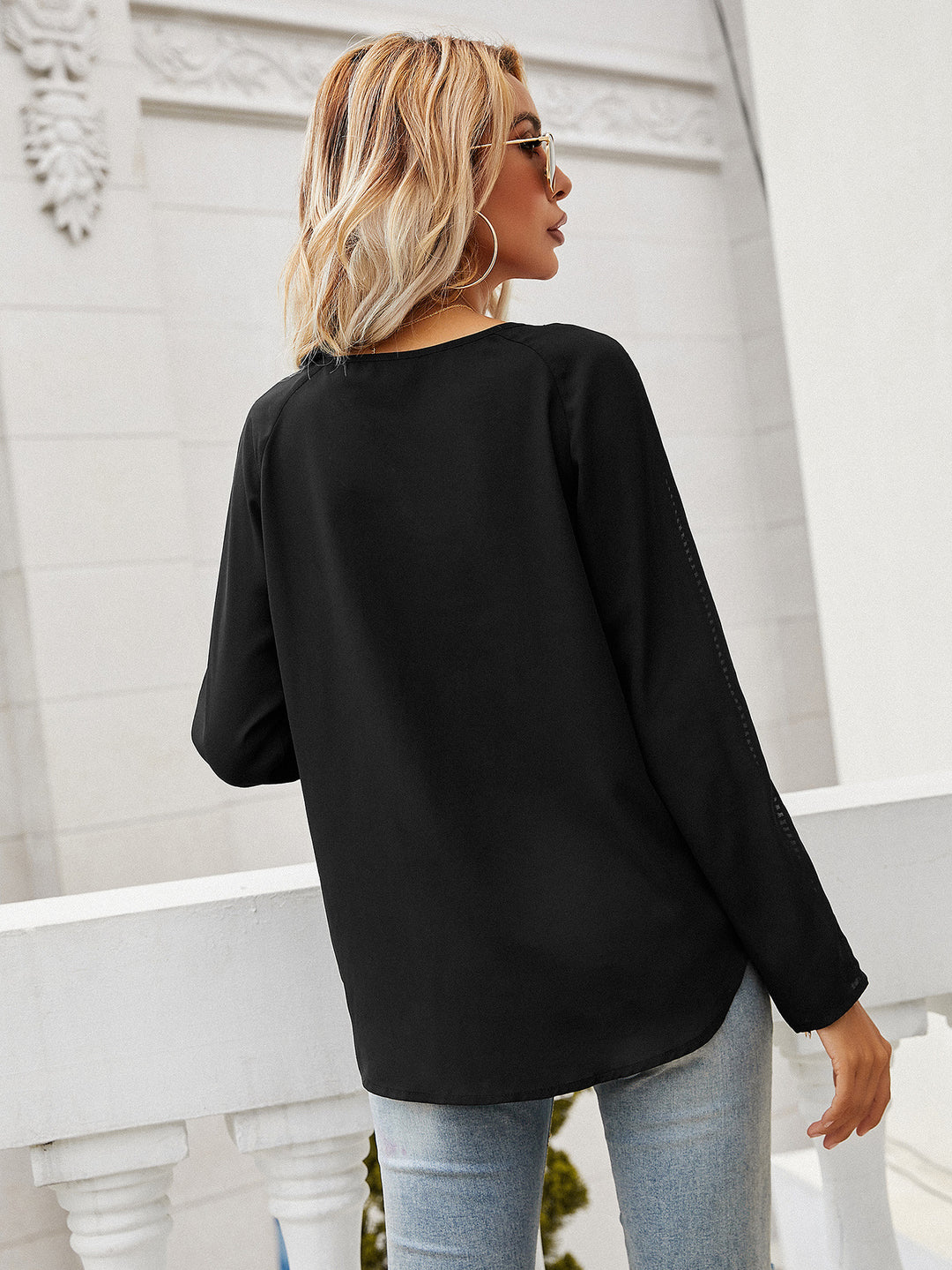 Damen Elegante Bluse mit Spitzendetails und tiefem V-Ausschnitt EB