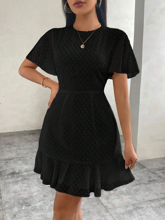 EB | Dreidimensionales Kleid mit Rüschenrand und Punkten