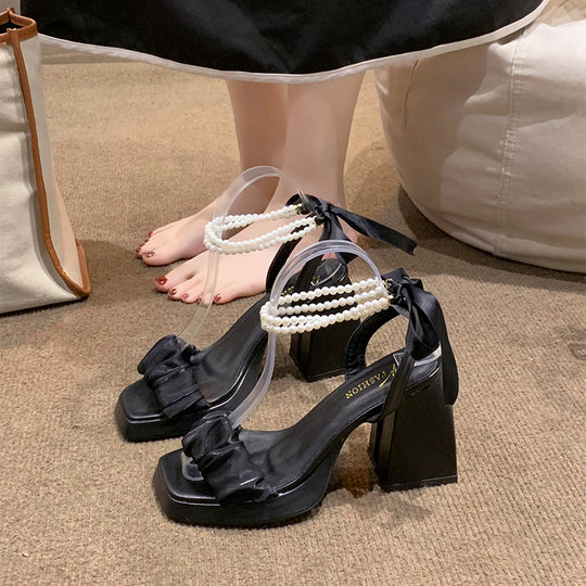 Damen elegante Blockabsatz Sandalen mit Rüschendetail und Perlenschmuck EB