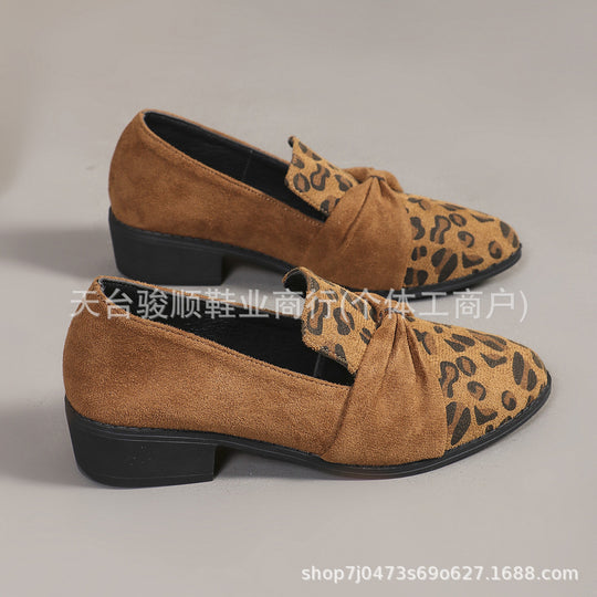 Damen Veloursleder-Loafer mit goldener Kettenapplikation und kleinem Blockabsatz EB