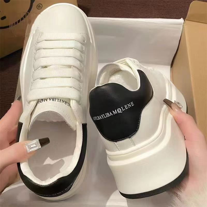 Damen Plateau-Sneaker mit stilisierter Silhouette und gepolsterter Sohle EB