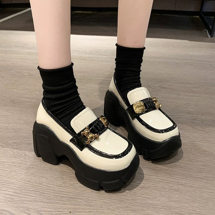 Damen Plateauschuhe mit glänzendem Obermaterial und modischen Applikationen EB