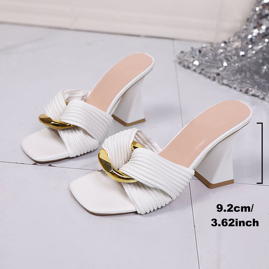Damen Elegante High-Heel Sandaletten mit modischem Rippendesign und goldener Akzent-Details EB