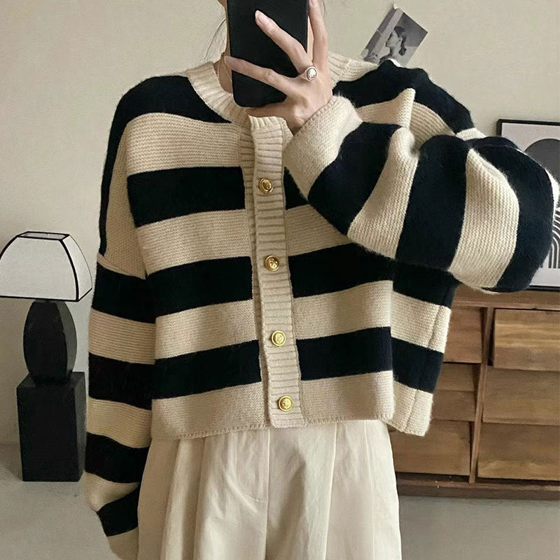 Damen Strickjacke mit dekorativem Streifenmuster und goldenen Knöpfen EB