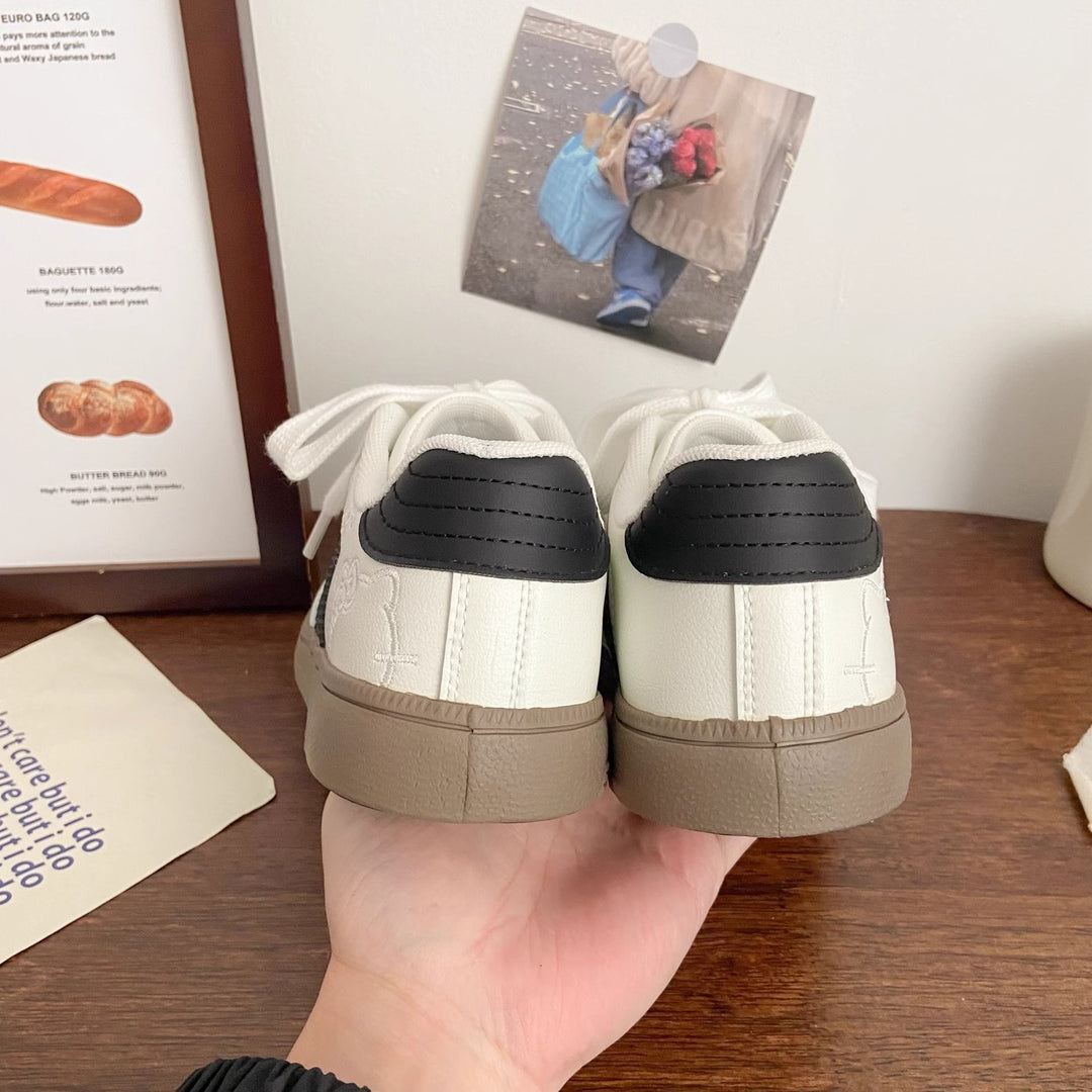 Damen Sneakers im verspielten Design mit Hello Kitty-Applikationen EB