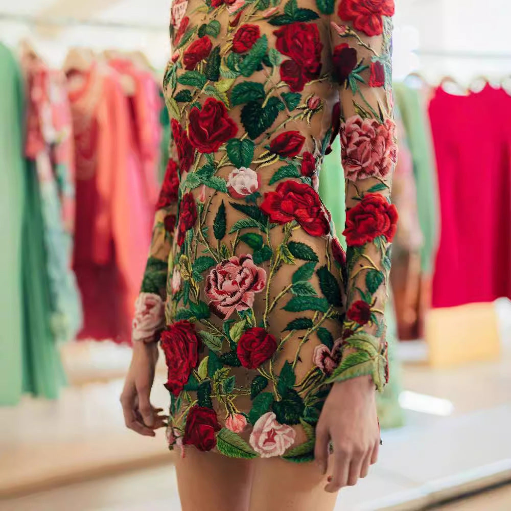 Damen Körpernahes Kleid mit exquisiter handgestickter Rosenapplikation und langen Ärmeln EB